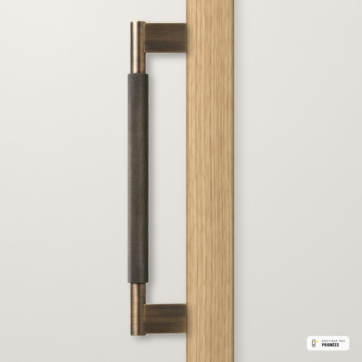 Poignée de tirage moletée en laiton bronze brossé montée sur une porte en chêne, vue 2
