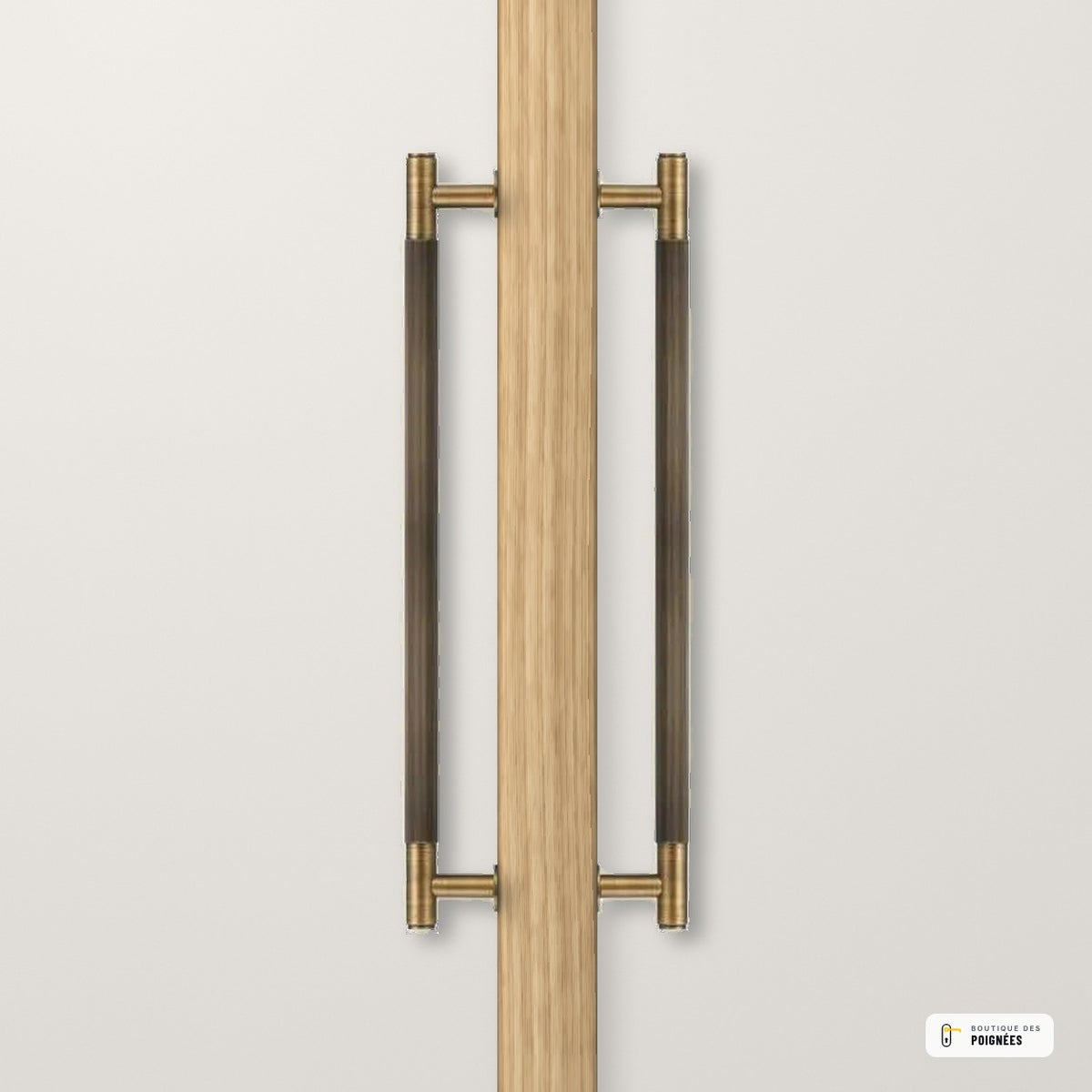 Poignée de tirage en laiton massif, effet bronze brossé montée sur une porte en chêne, vue 1