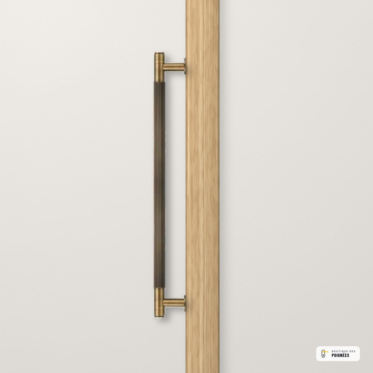 Poignée de tirage en laiton massif, effet bronze brossé montée sur une porte en chêne, vue 2