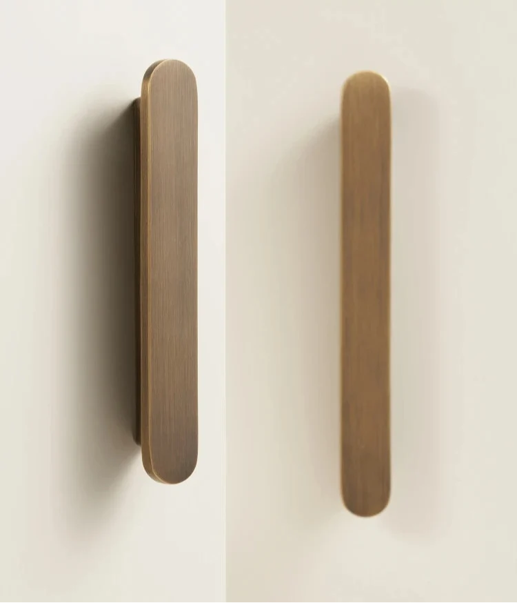 Poignée de meuble plate en laiton, finition bronze brossé - vue 2