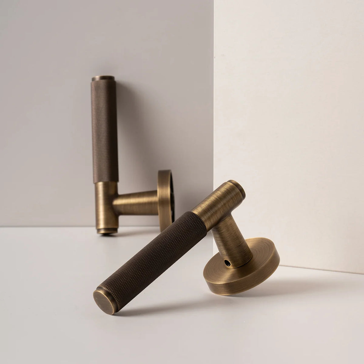 Poignée de porte cannelée en laiton, finition bronze - vue 1