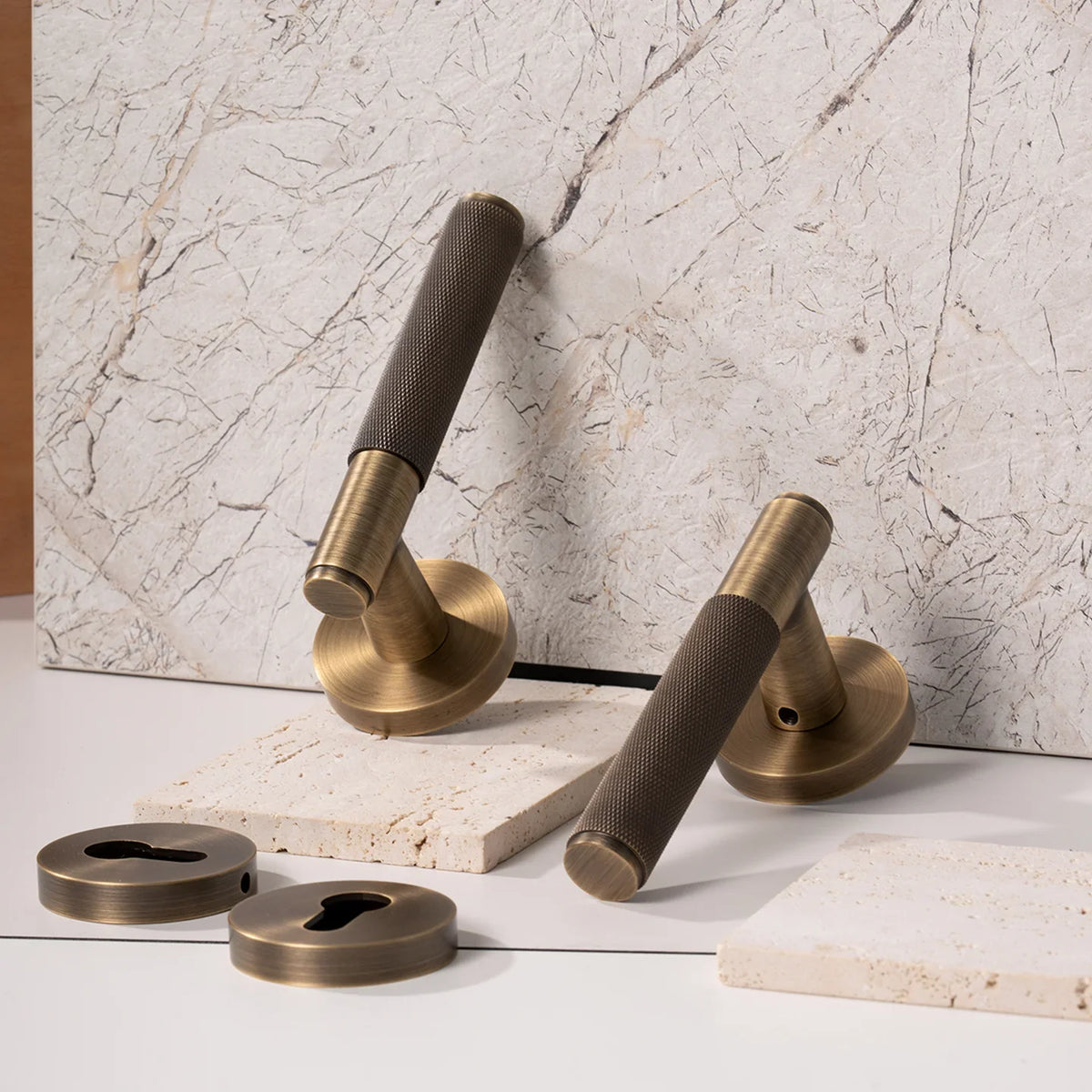 Poignée de porte cannelée en laiton, finition bronze - vue 2