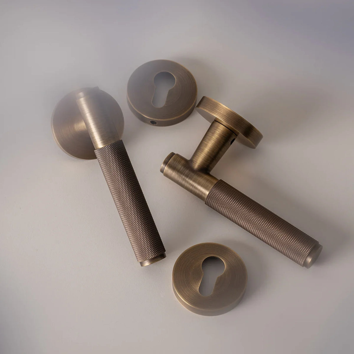 Poignée de porte cannelée en laiton, finition bronze - vue 3