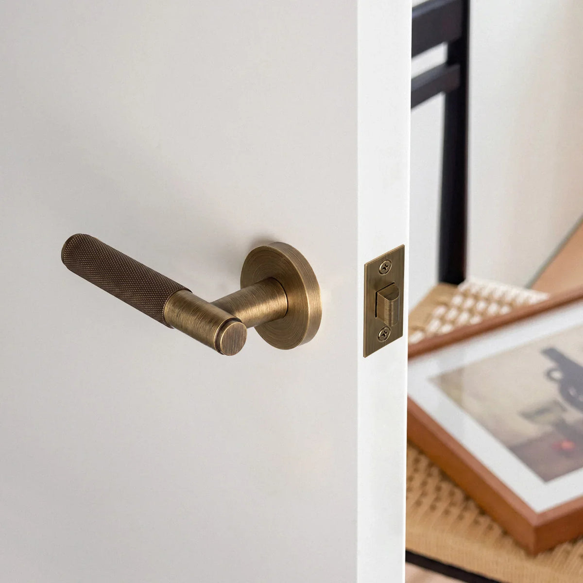 Poignée de porte cannelée en laiton, finition bronze - vue 4