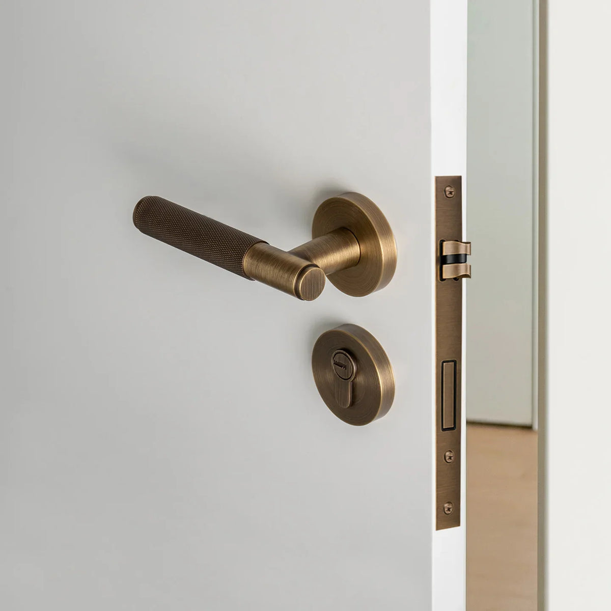 Poignée de porte cannelée en laiton, finition bronze - vue 5