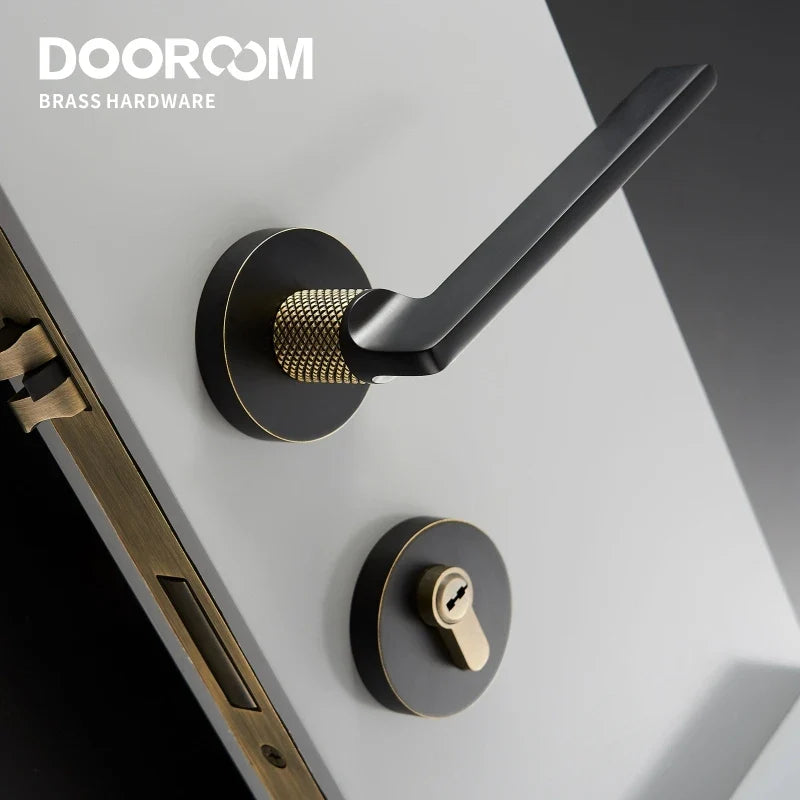 Poignée de porte en laiton à col moleté, lignes graphiques - vue 2