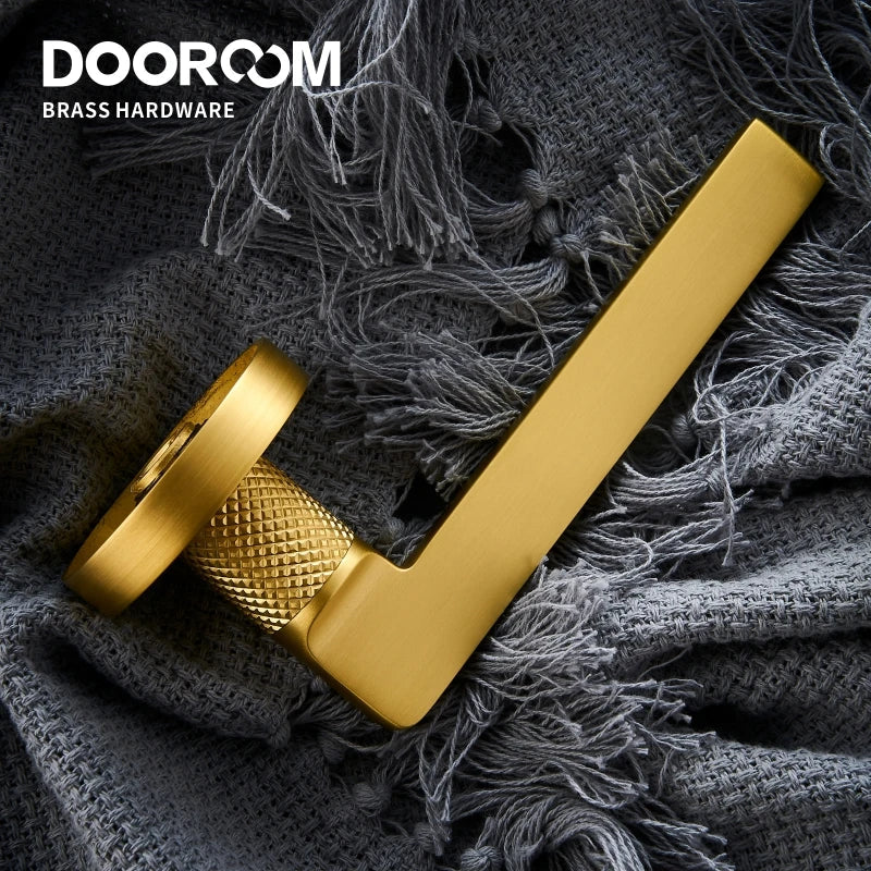 Poignée de porte en laiton à col moleté, lignes graphiques - vue 3