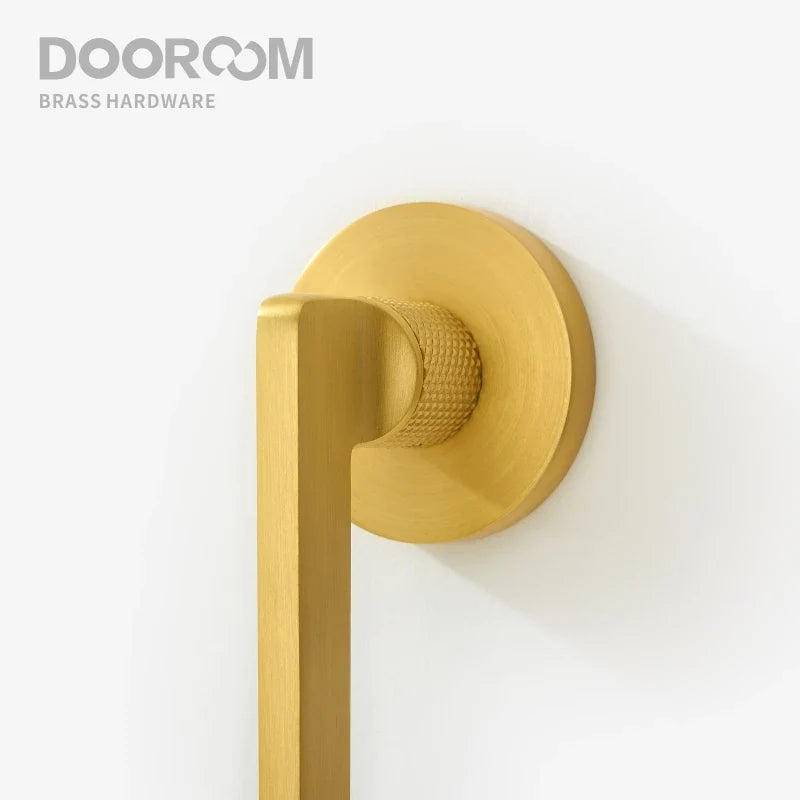 Poignée de porte en laiton à col moleté, lignes graphiques - vue 5