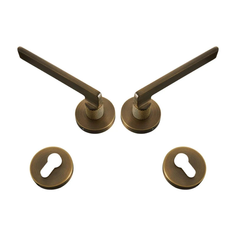 Poignée de porte en laiton à col moleté, lignes graphiques - Bronze